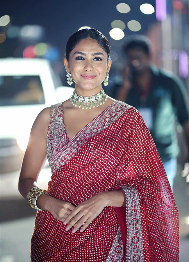 Actress Mrunal Thakur Pictures - Sakshi11