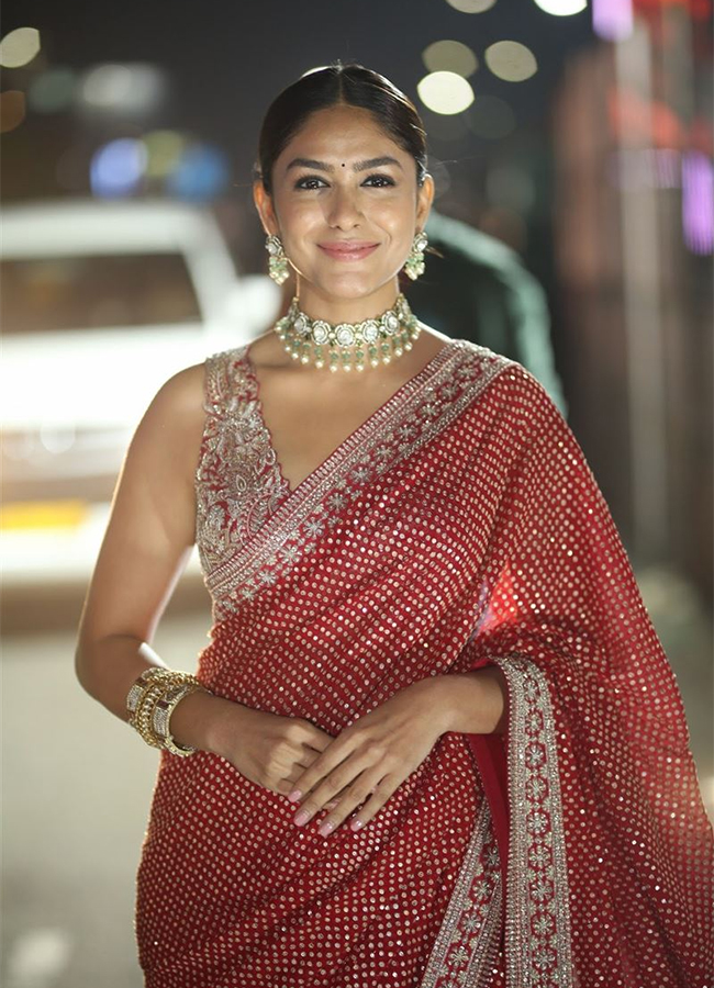 Actress Mrunal Thakur Pictures - Sakshi13