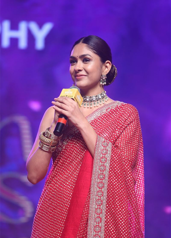 Actress Mrunal Thakur Pictures - Sakshi14