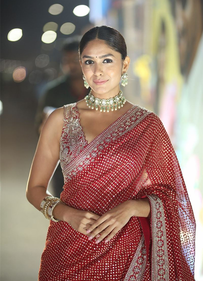 Actress Mrunal Thakur Pictures - Sakshi15