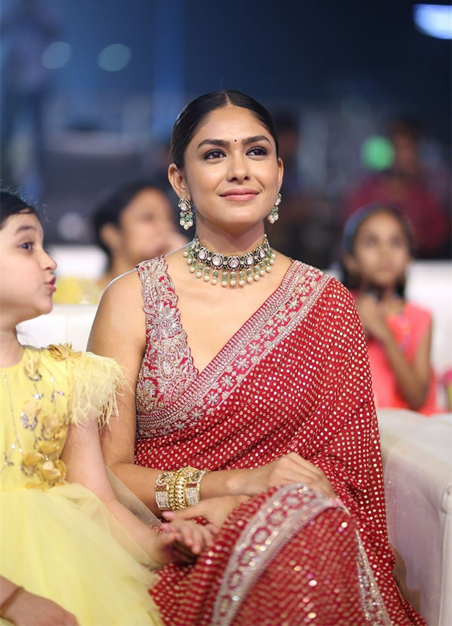 Actress Mrunal Thakur Pictures - Sakshi17