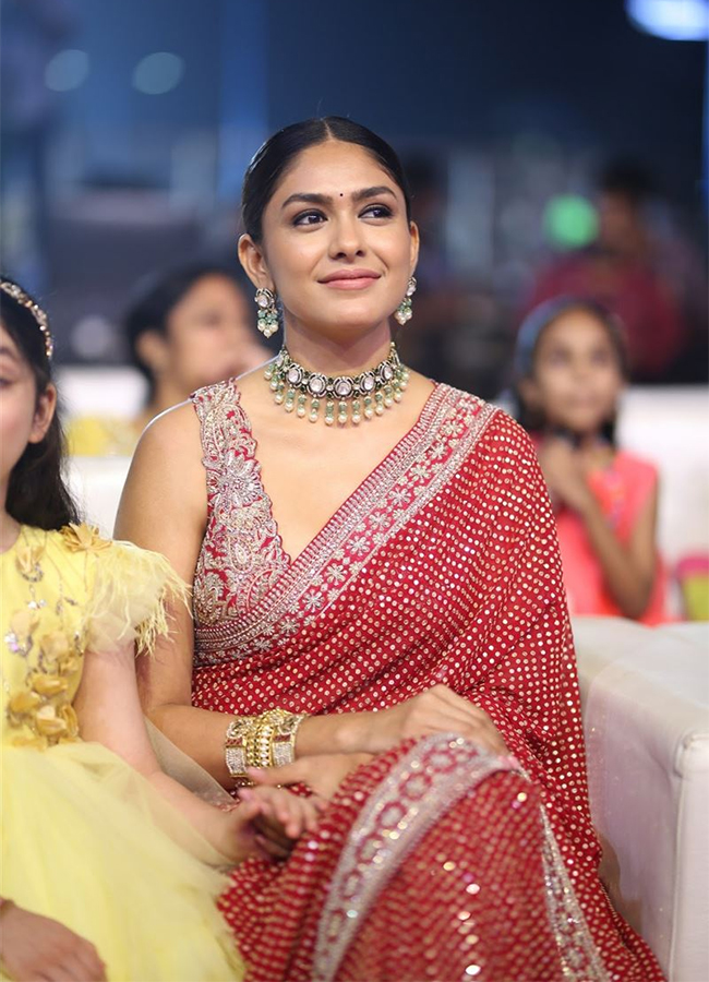 Actress Mrunal Thakur Pictures - Sakshi18