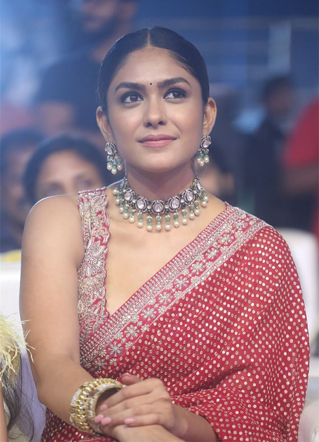 Actress Mrunal Thakur Pictures - Sakshi4