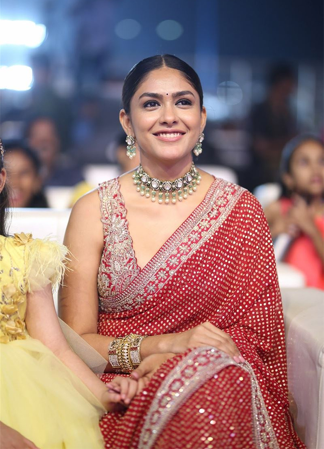 Actress Mrunal Thakur Pictures - Sakshi5