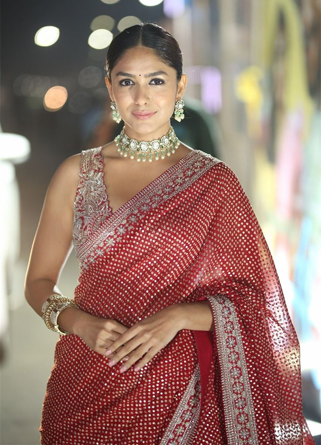 Actress Mrunal Thakur Pictures - Sakshi8