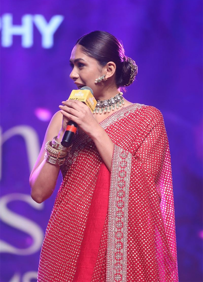 Actress Mrunal Thakur Pictures - Sakshi9