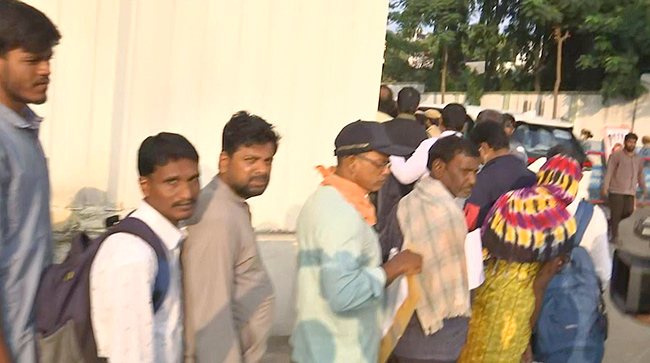 People Queued Up For Praja Darbar Under Congress Government - Sakshi23