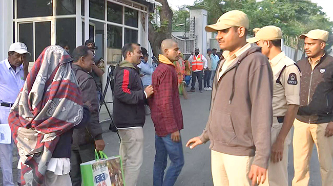 People Queued Up For Praja Darbar Under Congress Government - Sakshi15