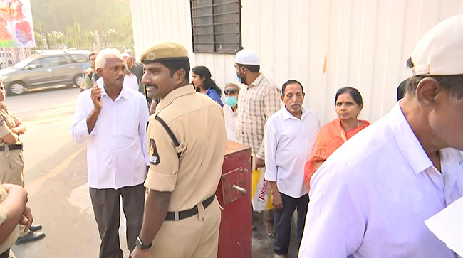 People Queued Up For Praja Darbar Under Congress Government - Sakshi21