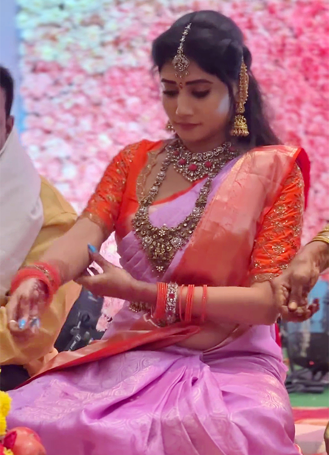 Telugu Bigg Boss 6 Contestant Vasanthi Krishnan Engagement Pics - Sakshi10