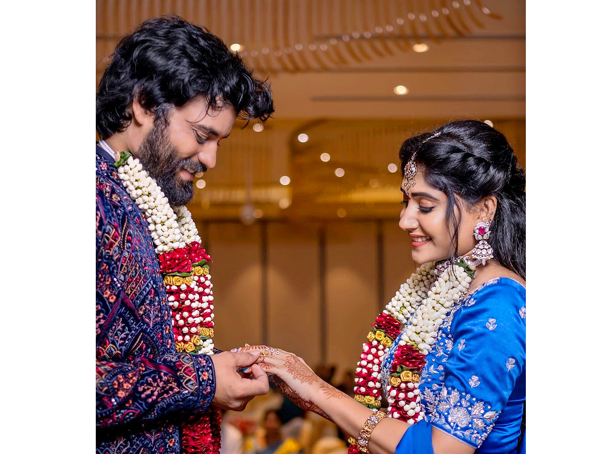 Bigg Boss Contestant Vasanthi Krishnan Share engagement photos In Instagram - Sakshi3