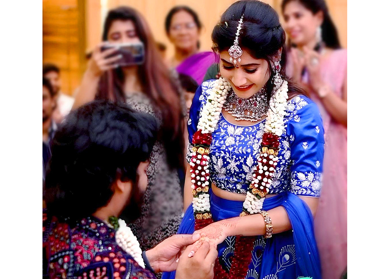 Bigg Boss Contestant Vasanthi Krishnan Share engagement photos In Instagram - Sakshi5