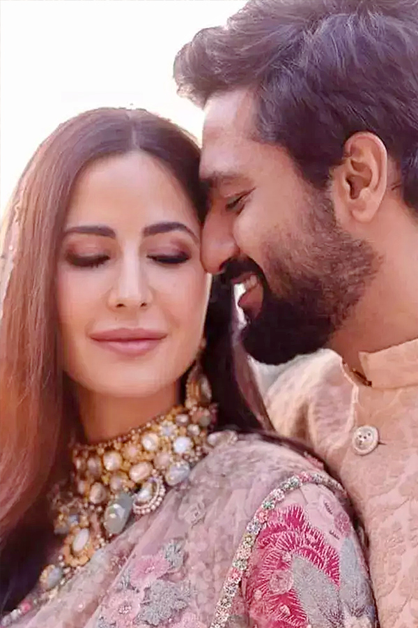 Vicky Kaushal wishes Katrina Kaif on 2nd wedding anniversary Photos - Sakshi2