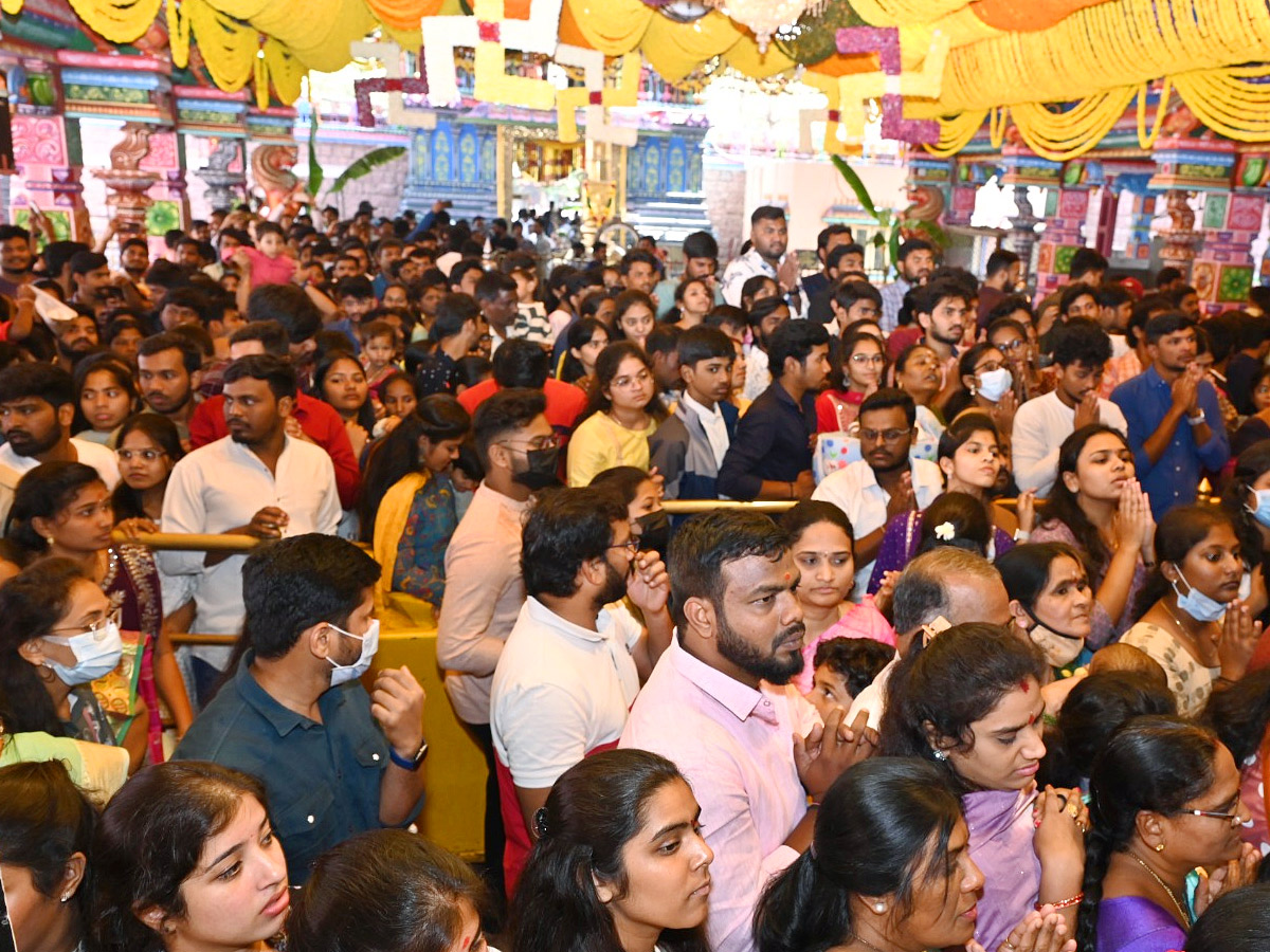 Huge Rush At Temples Due To New Year Photos - Sakshi11