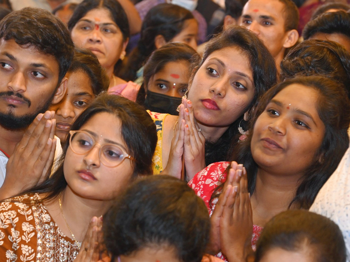 Huge Rush At Temples Due To New Year Photos - Sakshi12