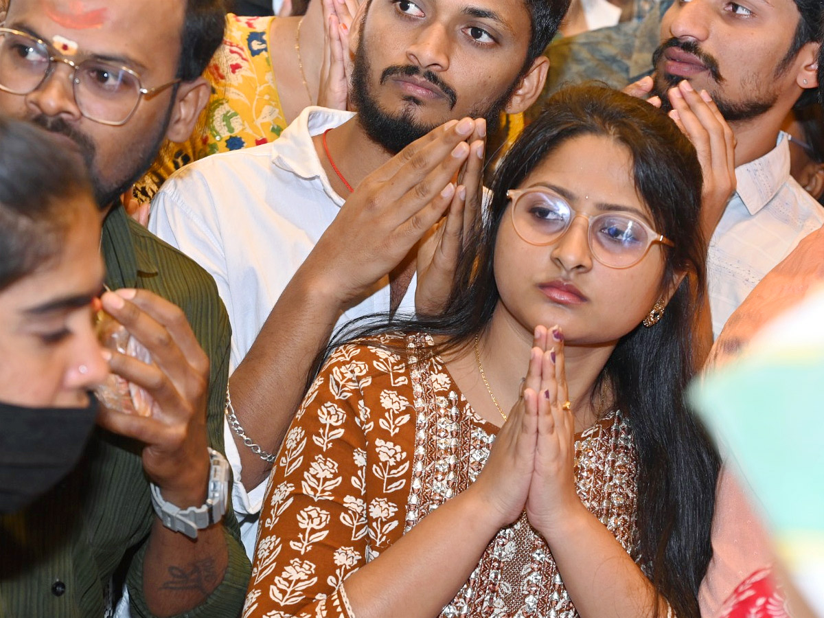 Huge Rush At Temples Due To New Year Photos - Sakshi13