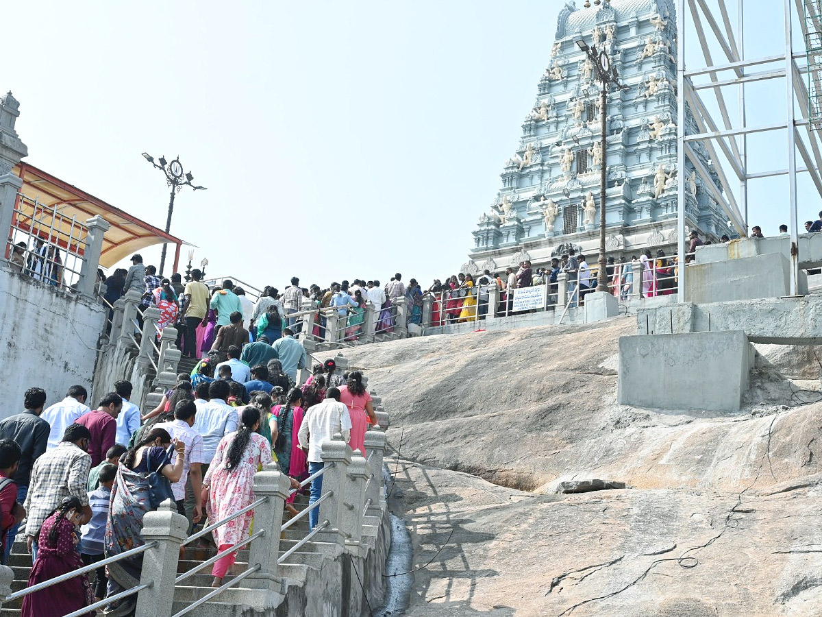 Huge Rush At Temples Due To New Year Photos - Sakshi15