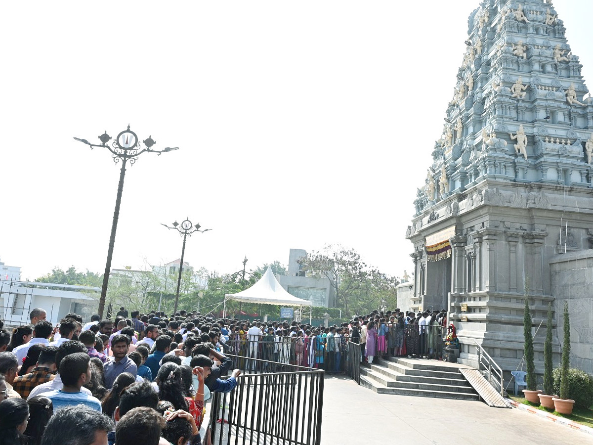 Huge Rush At Temples Due To New Year Photos - Sakshi16