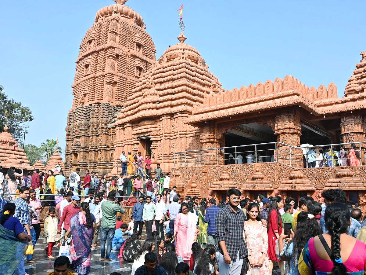 Huge Rush At Temples Due To New Year Photos - Sakshi17