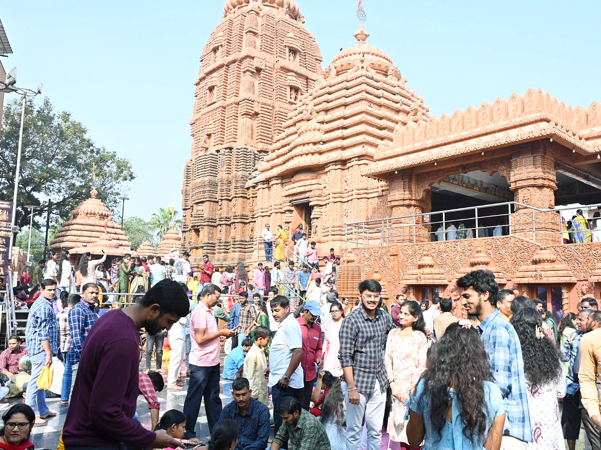 Huge Rush At Temples Due To New Year Photos - Sakshi18