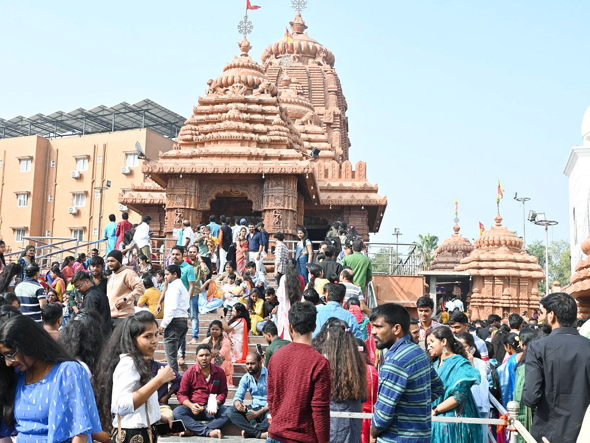 Huge Rush At Temples Due To New Year Photos - Sakshi19