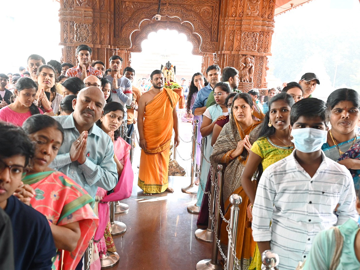 Huge Rush At Temples Due To New Year Photos - Sakshi21