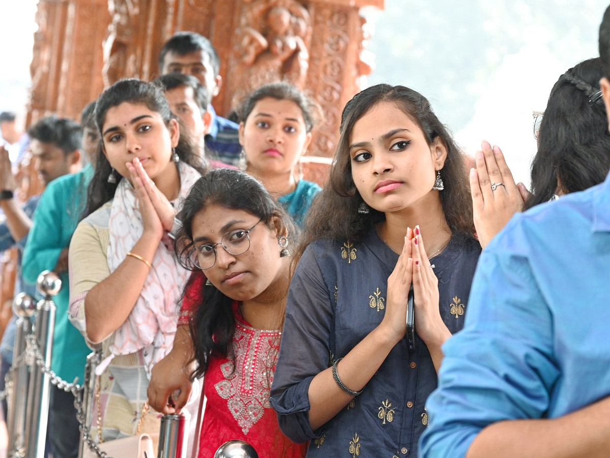 Huge Rush At Temples Due To New Year Photos - Sakshi22