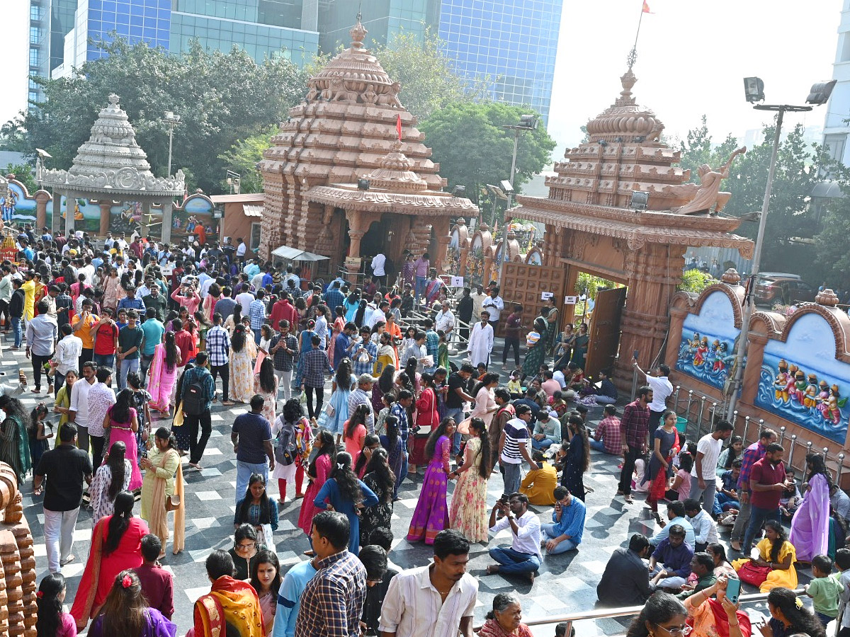 Huge Rush At Temples Due To New Year Photos - Sakshi23