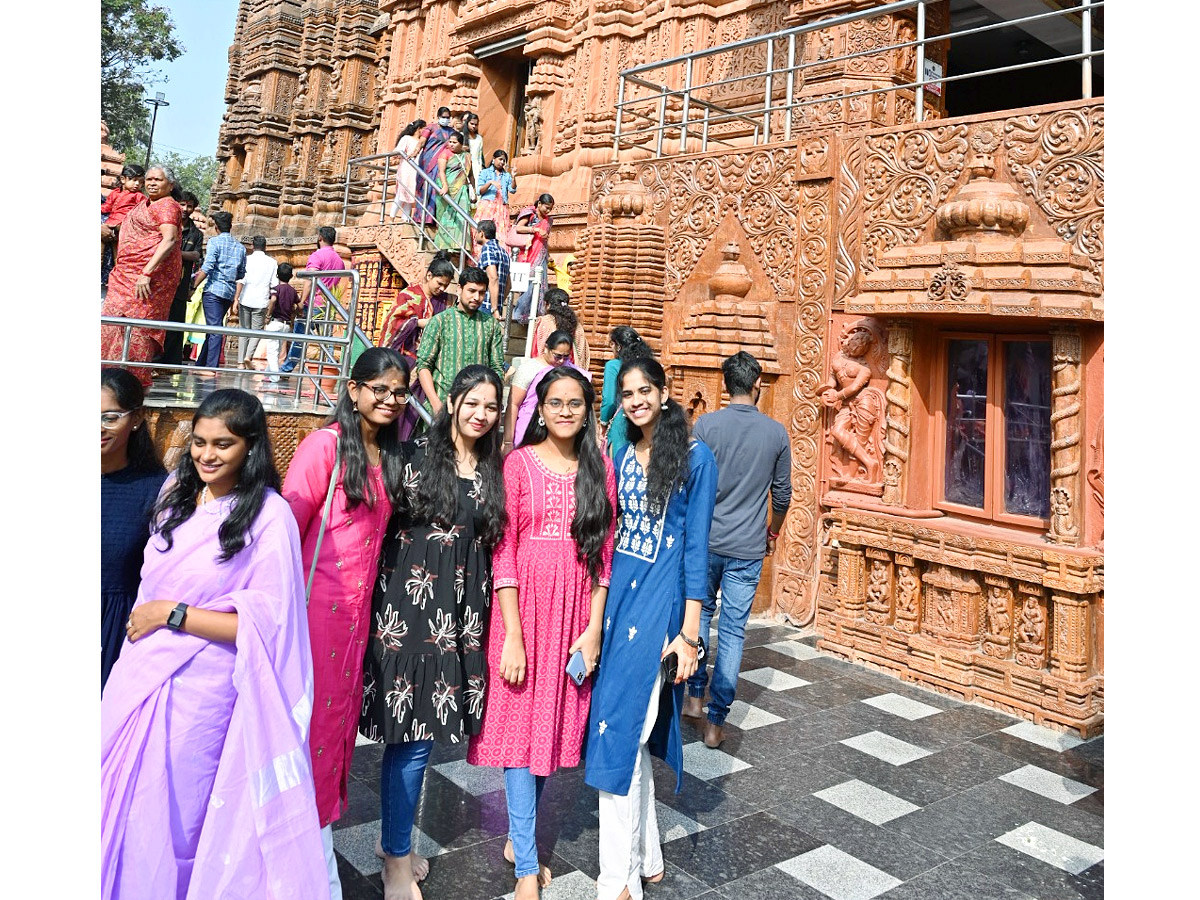 Huge Rush At Temples Due To New Year Photos - Sakshi24