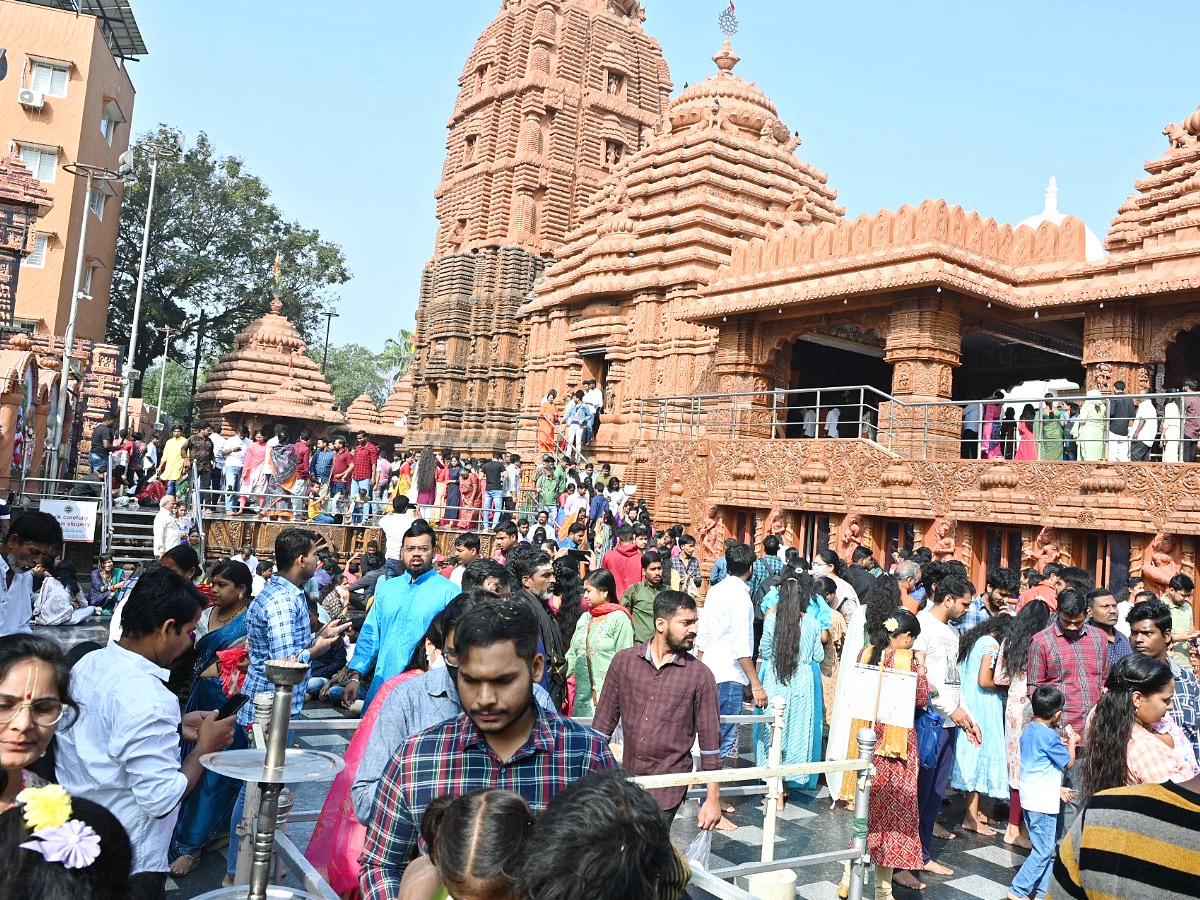 Huge Rush At Temples Due To New Year Photos - Sakshi26