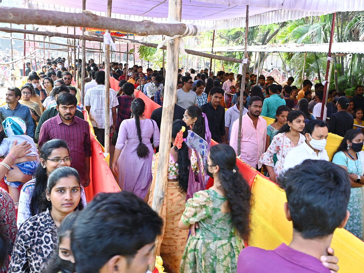 Huge Rush At Temples Due To New Year Photos - Sakshi4