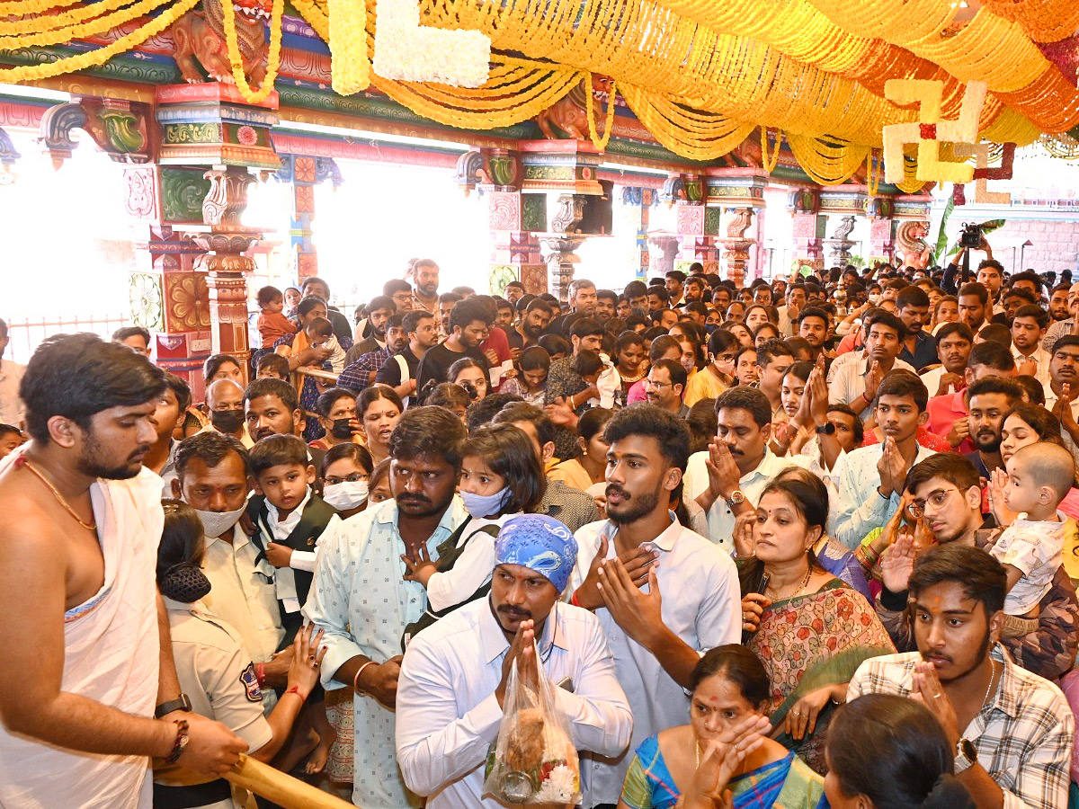 Huge Rush At Temples Due To New Year Photos - Sakshi7