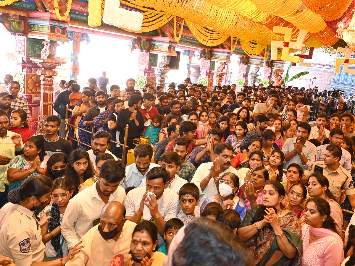 Huge Rush At Temples Due To New Year Photos - Sakshi8