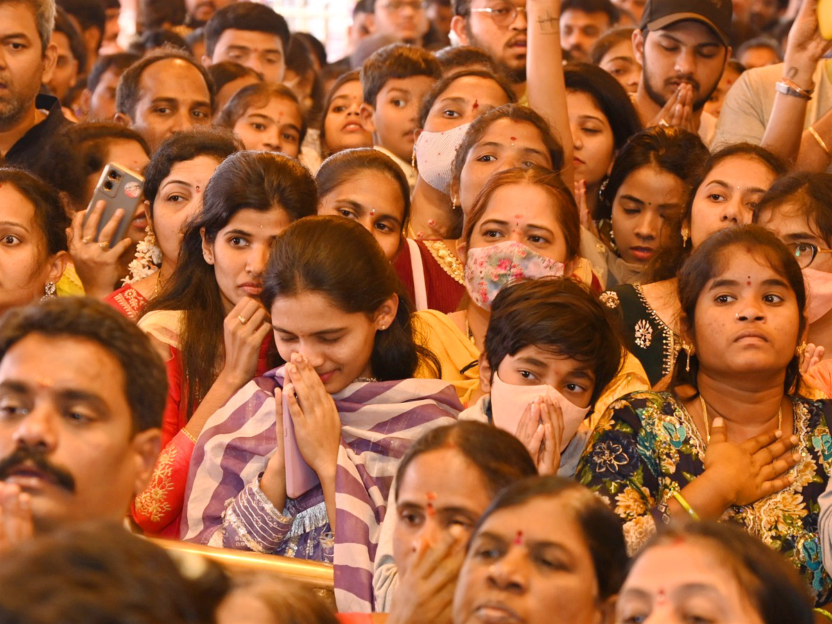 Huge Rush At Temples Due To New Year Photos - Sakshi9