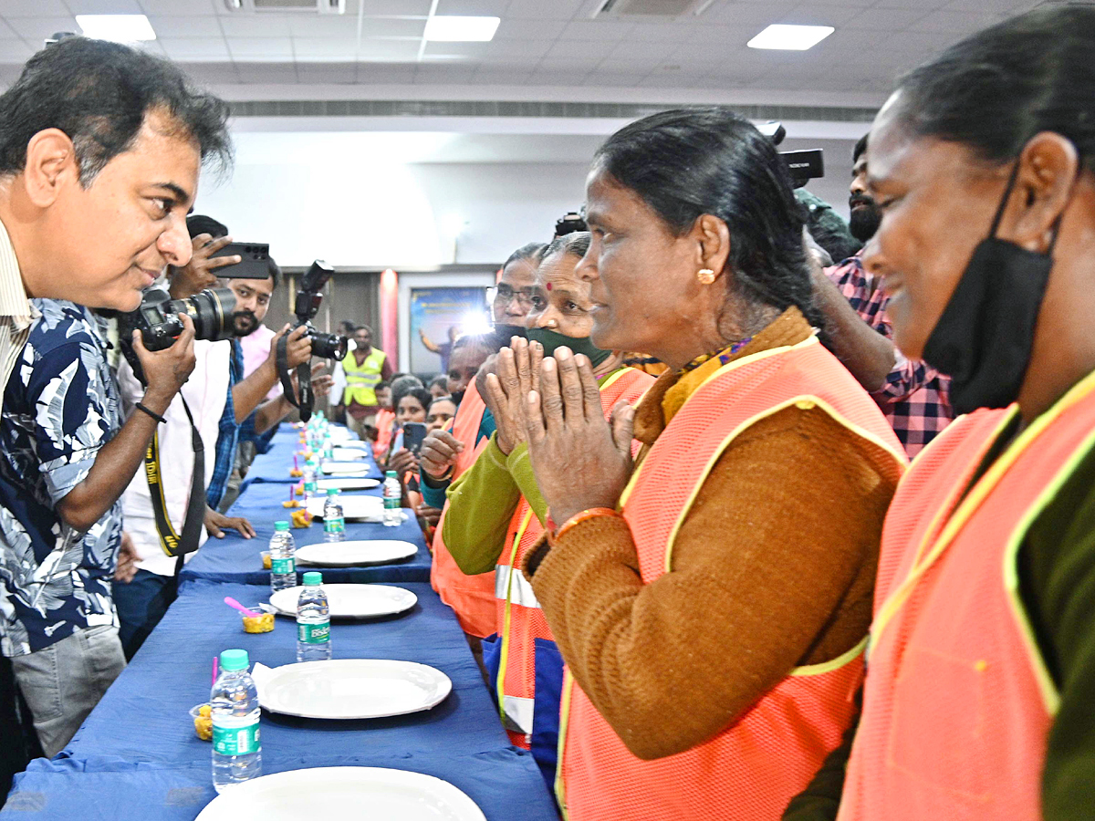 MLA KTR Lunch With GHMC Workers At Telangana Bhavan Hyderabad Photos - Sakshi5