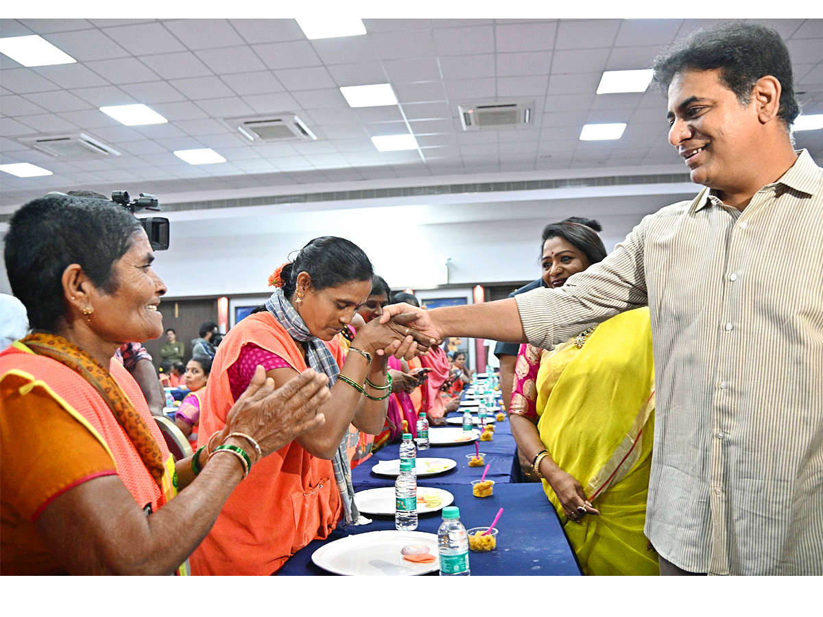 MLA KTR Lunch With GHMC Workers At Telangana Bhavan Hyderabad Photos - Sakshi6