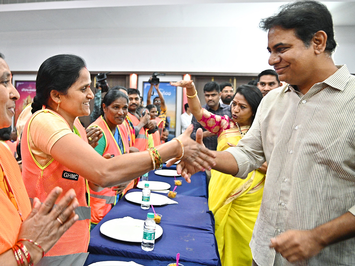 MLA KTR Lunch With GHMC Workers At Telangana Bhavan Hyderabad Photos - Sakshi8