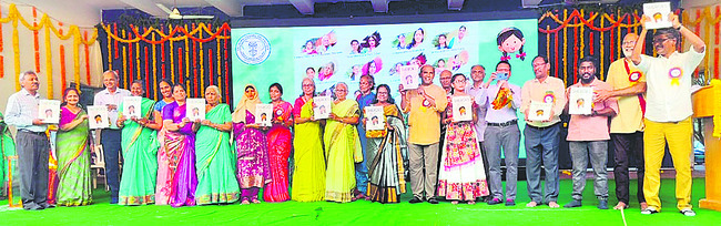 షీరోస్ పుస్తకాన్ని ఆవిష్కరిస్తున్న మంగాదేవి, విద్యాసాగర్ తదితరులు 2