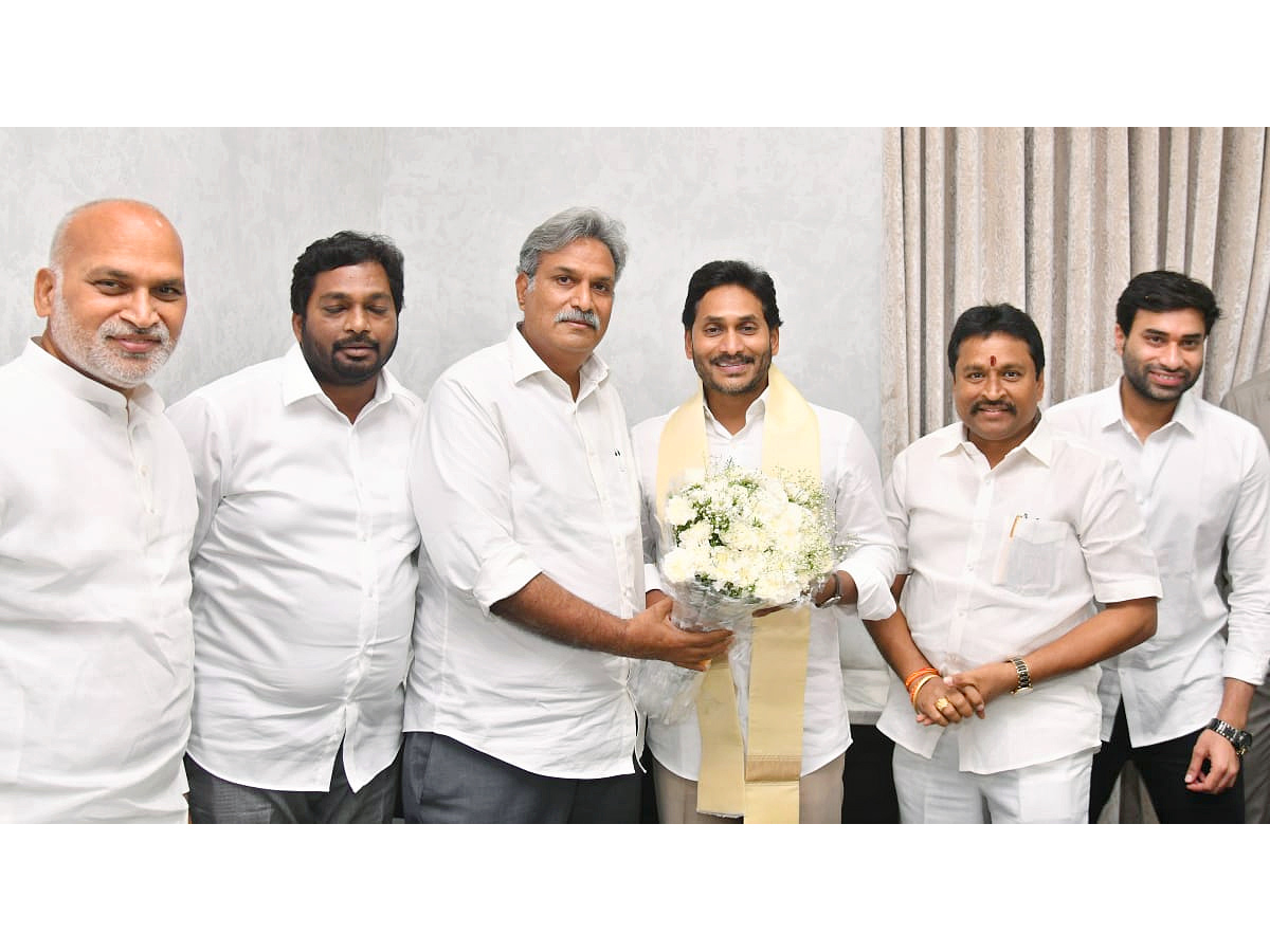 Kesineni Nani Meets CM YS Jagan Photos - Sakshi4