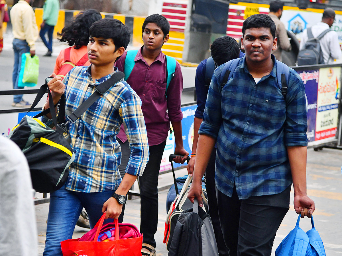 City People Leaving For Home For Sankranti - Sakshi40