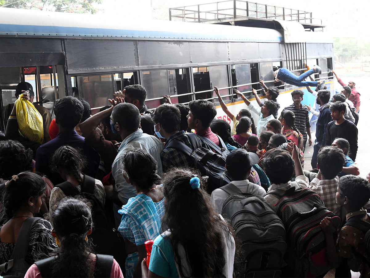 City People Leaving For Home For Sankranti - Sakshi1