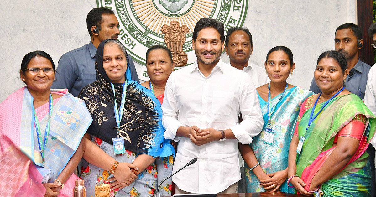 YS Jagan releases Jagananna Thodu scheme funds  - Sakshi10