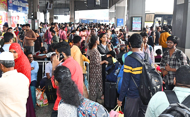 Huge Crowd At Bus Stand And Railway Stations Photos - Sakshi13