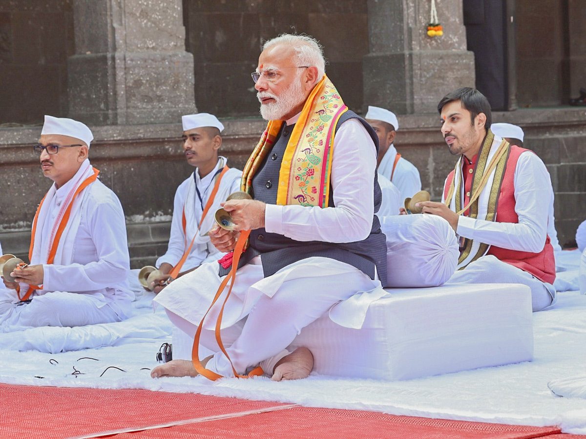 PM Narendra Modi visits Kalaram temple in Nashik, Photos Goes Viral - Sakshi12