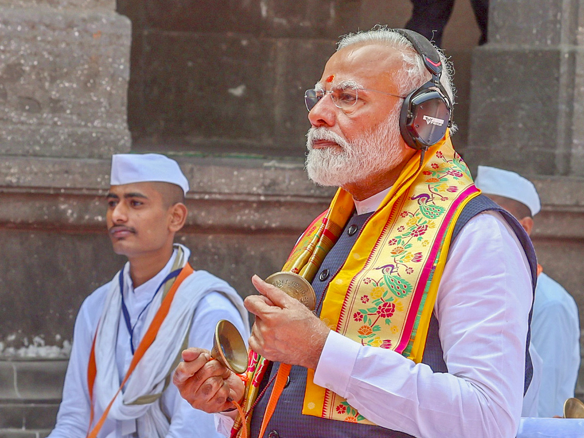 PM Narendra Modi visits Kalaram temple in Nashik, Photos Goes Viral - Sakshi13