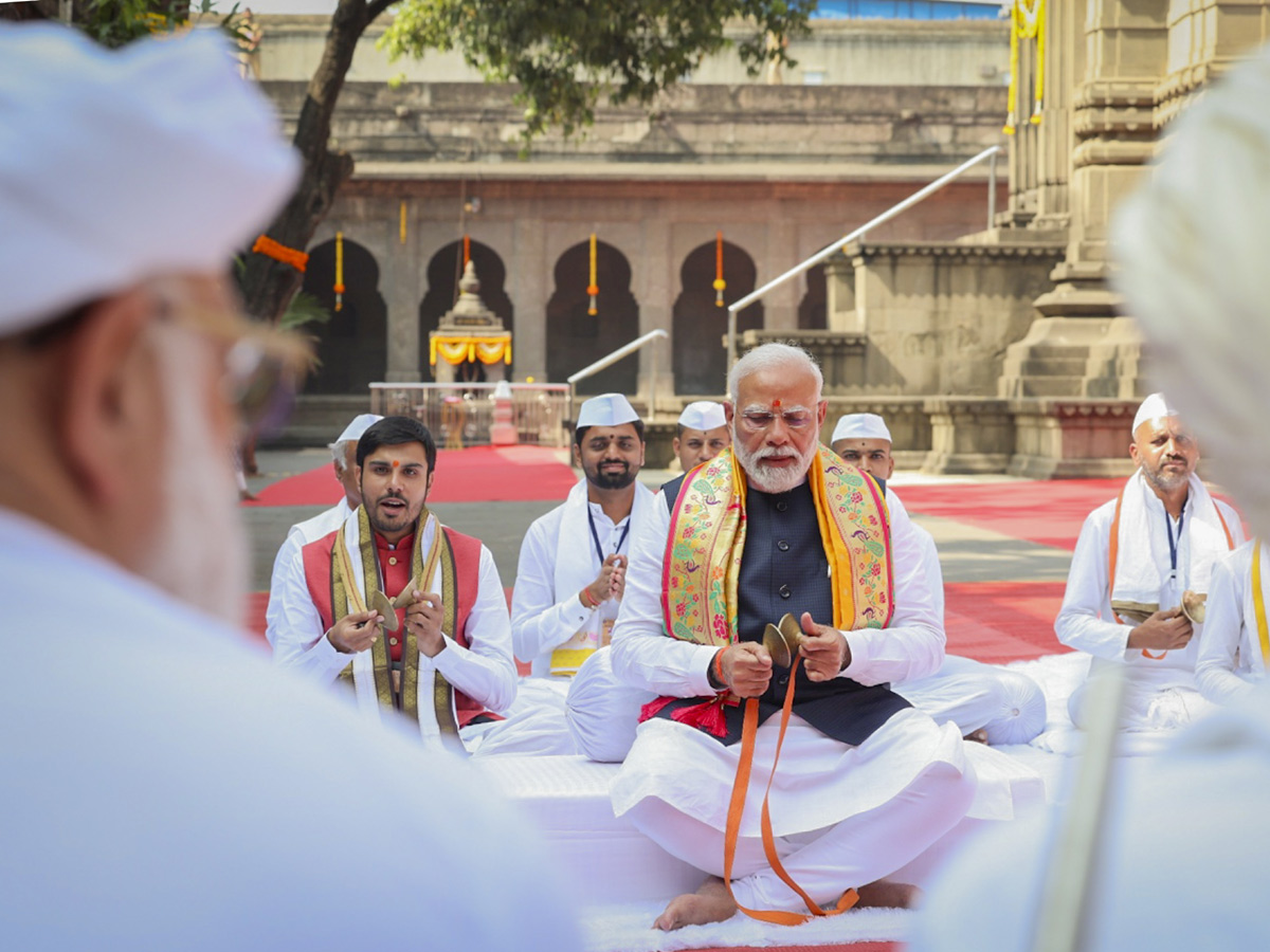 PM Narendra Modi visits Kalaram temple in Nashik, Photos Goes Viral - Sakshi14