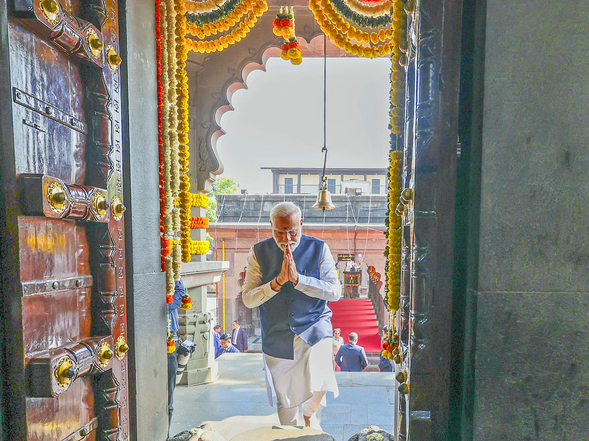 PM Narendra Modi visits Kalaram temple in Nashik, Photos Goes Viral - Sakshi16