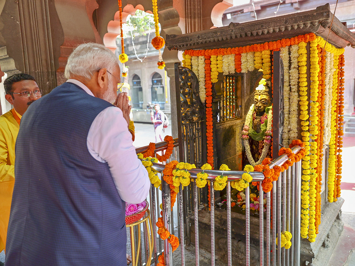 PM Narendra Modi visits Kalaram temple in Nashik, Photos Goes Viral - Sakshi17