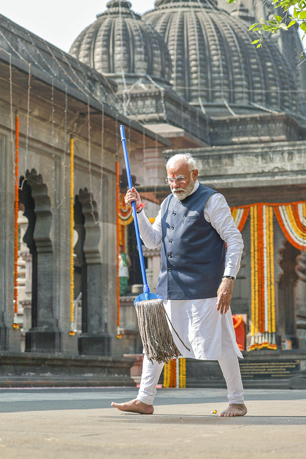 PM Narendra Modi visits Kalaram temple in Nashik, Photos Goes Viral - Sakshi19