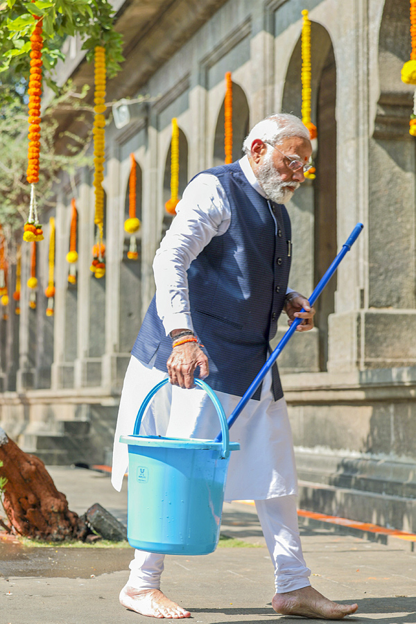 PM Narendra Modi visits Kalaram temple in Nashik, Photos Goes Viral - Sakshi4